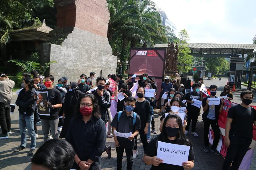 Mahasiswa Universitas Brawijaya (UB) melakukan demonstrasi di Halaman Gedung Rektorat UB, Kota Malang, Kamis (18/6)