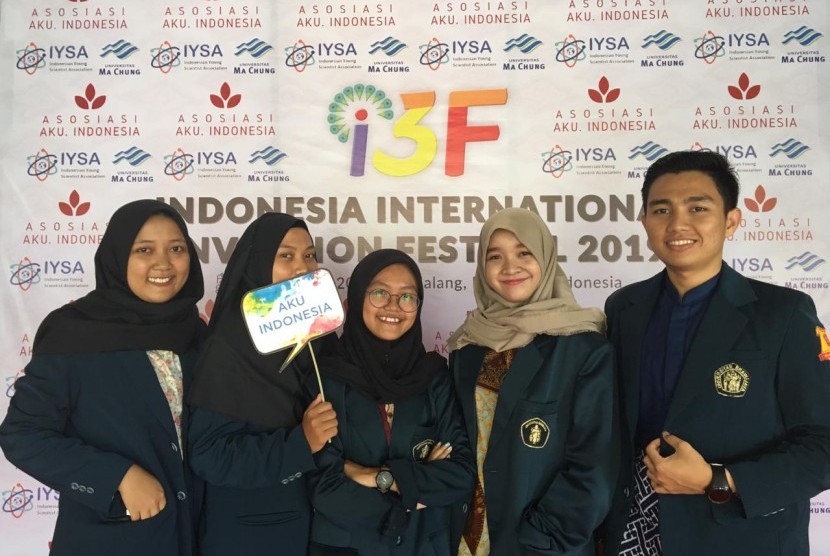 Mahasiswa Universitas Brawijaya (UB) memerolah medali emas melalui penelitian kokon ulat sutera di ajang Indonesia-International Invention Festival (I3F) di Universitas Machung, Malang, beberapa waktu lalu. 