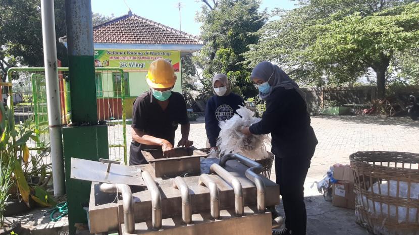 Mahasiswa Universitas Brawijaya (UB) mengolah limbah plastik menjadi bahan bakar ramah lingkungan. Dok.