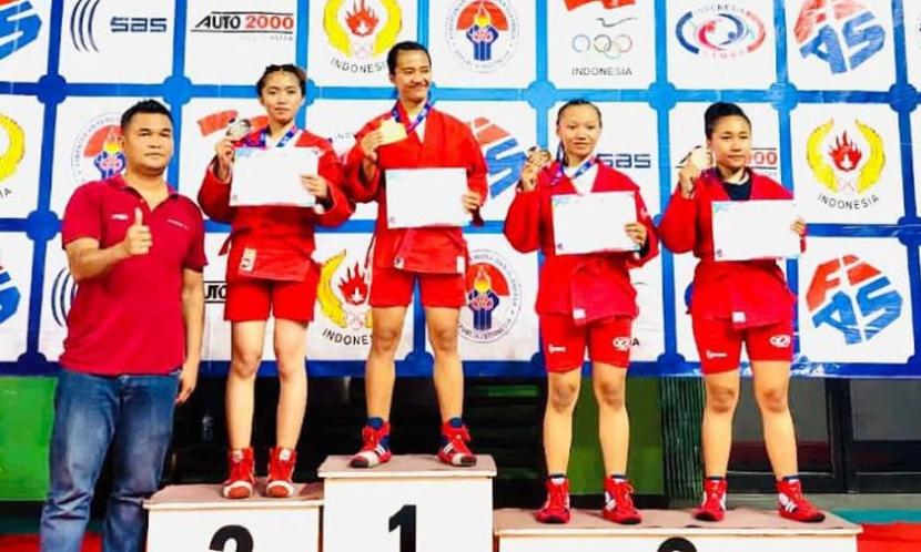 Mahasiswa Universitas BSI Aprilianti Wulan Sari raih medali perak di kejuaraan sambo.