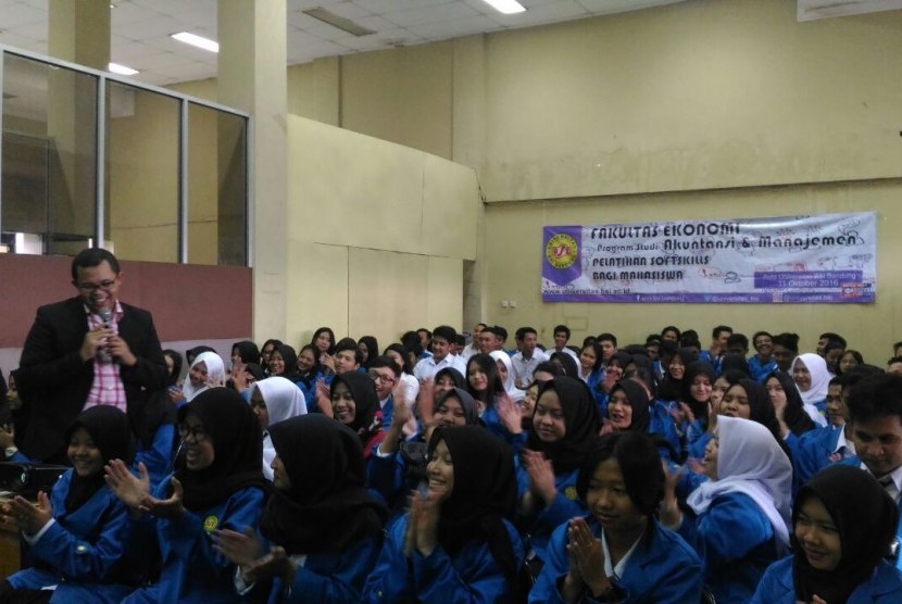 Mahasiswa Universitas BSI Bandung antusias mengikuti pelatihan soft skill.