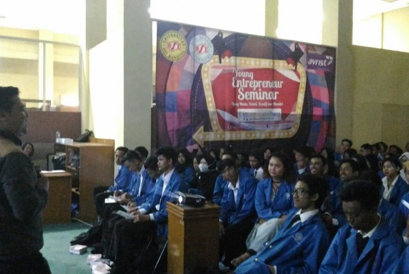 Mahasiswa Universitas BSI Bandung antusias mengikuti seminar 