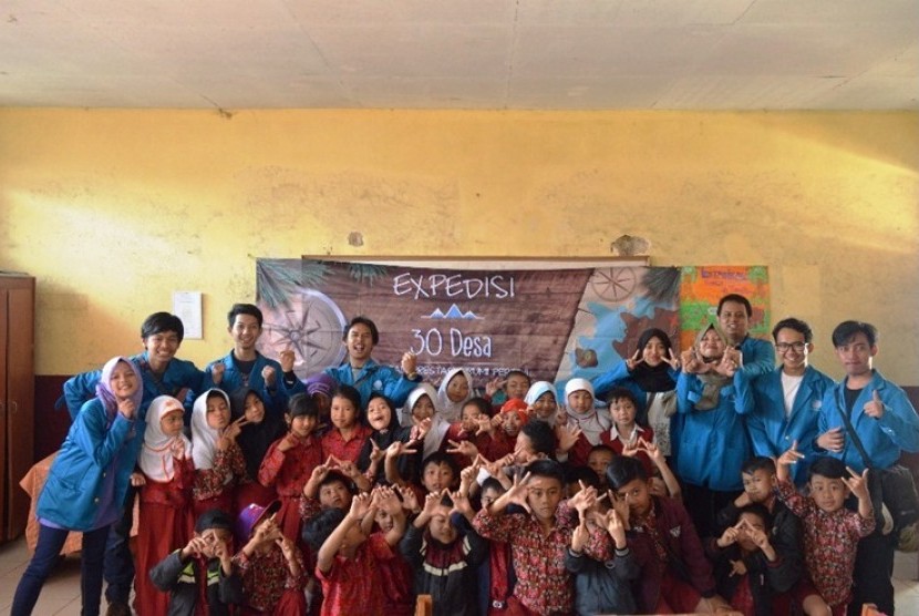 Mahasiswa Universitas BSI Bandung bersama siswa SDN Puncak Mulya pada kegiatan Ekspedisi 30 Desa.  