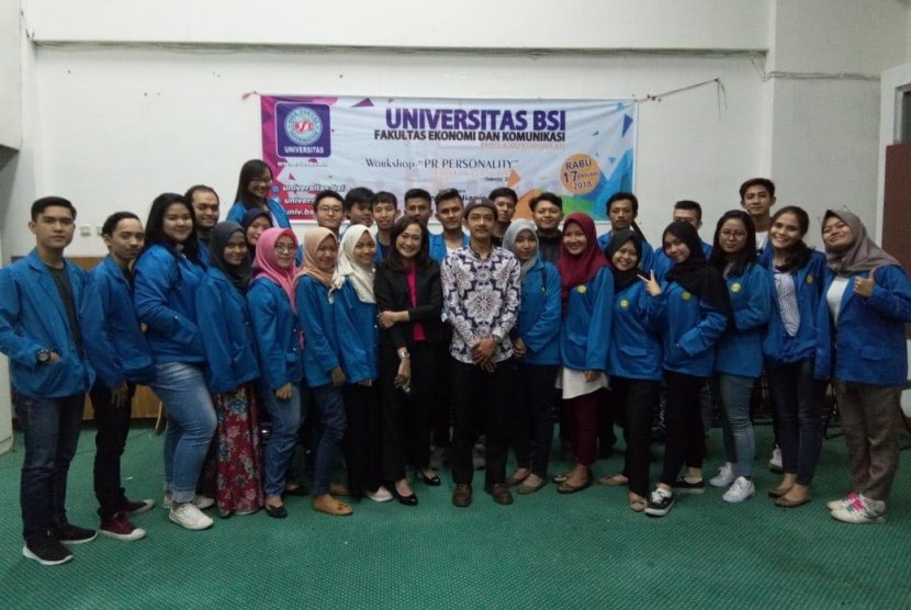 Mahasiswa Universitas BSI Bandung mengikuti pembekalan menjadi Public Relations Profesional.