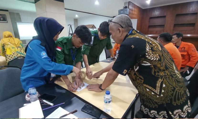 Mahasiswa Universitas BSI (Bina Sarana Informatika) kampus Sukabumi berkesempatan untuk mengikuti kegiatan Sekolah Lapangan Gempa.