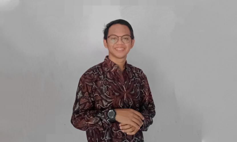 Mahasiswa Universitas BSI kampus Tasikmalaya, Muhammad Inamul Ihsan, memutuskan untuk memulai bisnis dibidang industri kreatif dengan menyediakan jasa untuk pembuatan kado, merangkai bouquet bunga dan snack serta produk lainnya seperti akrilik dan parcel hantaran.