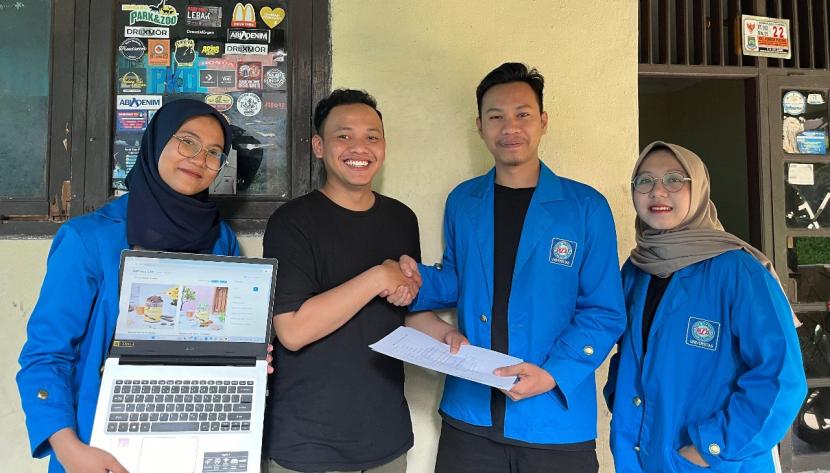 Mahasiswa Universitas BSI menyerahkan aplikasi sistem informasi pengelolaan produk bsrbasis website kepada Banana Lote Jakarta.