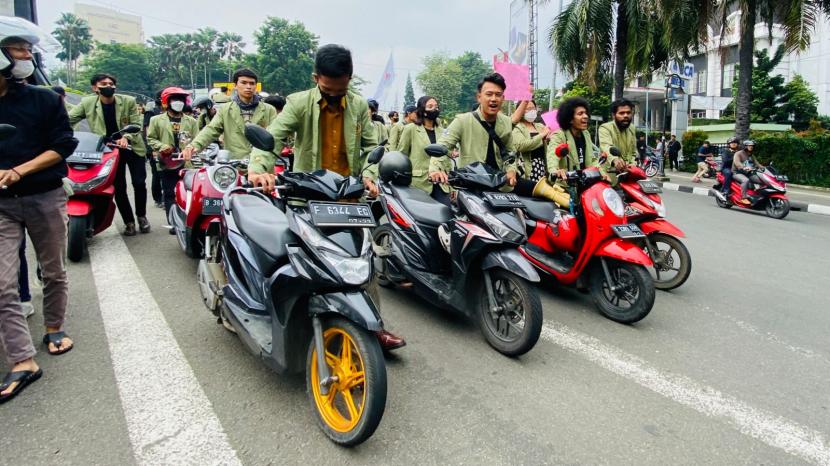 Mahasiswa Universitas Djuanda Bogor melakukan aksi unjuk rasa penolakan kenaikan harga BBM, dengan mendorong motor dari Tugu Kujang hingga Istana Kepresidenan Bogor, Rabu (7/9). 