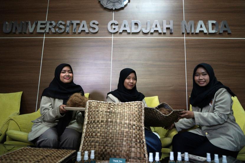 Mahasiswa Universitas Gadjah Mada (UGM) Alda Anisah (kiri), Marsyela Tri Aryani (tengah) dan Silvia Rahmawati (kanan) menunjukan bantal berbahan limbah sabut kelapa, enceng gondok, dan ekstrak daun sirih yang diberi nama BANGAU (Bantal Antibakteri dan Tungau) saat jumpa pers di UGM, Sleman, D.I Yogyakarta, Jumat (2/9/2022). Karya yang dibuat oleh lima mahasiswa itu merupakan hasil dari Program Kreativitas Mahasiswa Bidang Kewirausahaan yang didanai oleh Kemendikbudristek tahun 2022. 