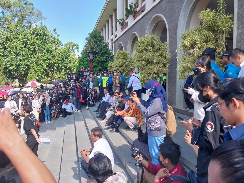 Mahasiswa Universitas Gadjah Mada (UGM) menggelar unjuk rasa menolak rencana kebijakan uang pangkal di Gedung Rektorat, UGM, Sleman, Senin (13/3).