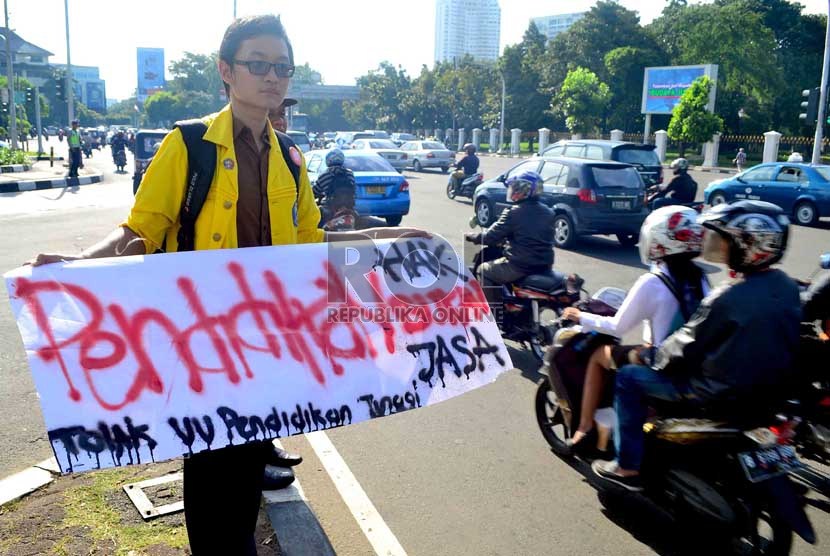   Mahasiswa Universitas Indonesia menggelar aksi menuntut uji materi UU NO.12 tahun 2012 tentang Pendidikan Tinggi di depan Istana Merdeka, Selasa (9/4).  (Republika/Agung Supriyanto)