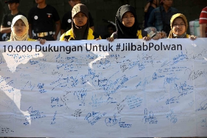 Mahasiswa Universitas Indonesia (UI) menggelar aksi simpatik 