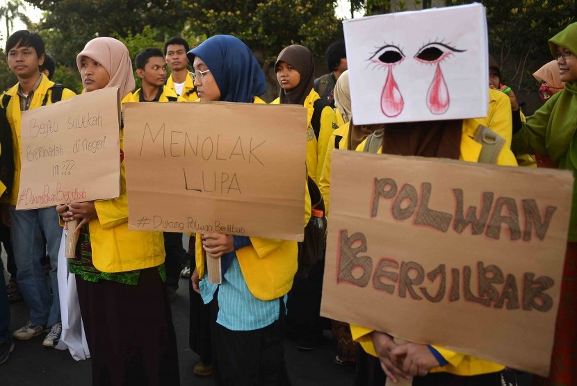 Mahasiswa Universitas Indonesia (UI) menggelar aksi simpatik 
