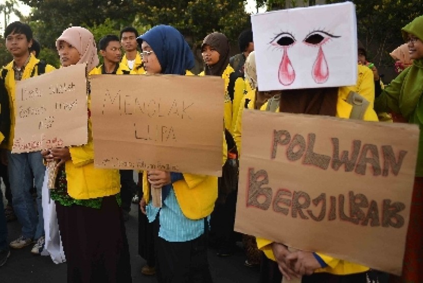 Mahasiswa Universitas Indonesia (UI) menggelar aksi simpatik untuk mendukung Polisi Wanita (Polwan) berjilbab di Bundaran HI, Jakarta.