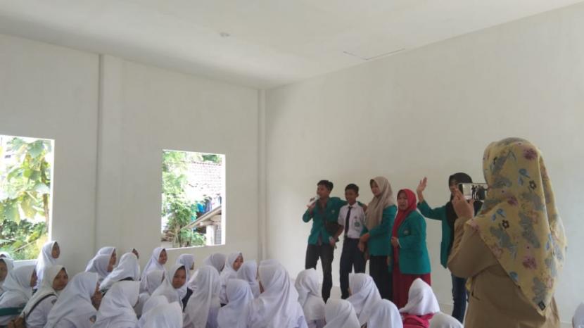 Mahasiswa Universitas Islam Malang (Unisma) mengenalkan teknologi di MTS NU Donomulyo, Kabupaten Malang. 