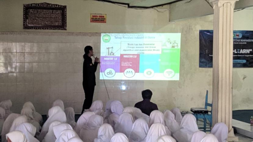 Mahasiswa Universitas Islam Malang (Unisma) mengenalkan teknologi robot kepada para siswa SMP Wahid Hasyim. 