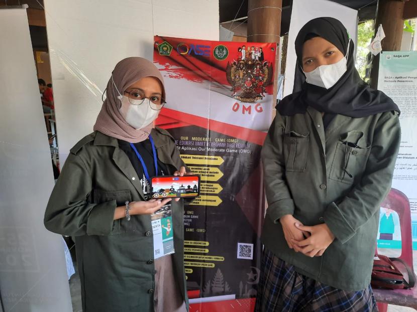 Mahasiswa Universitas Islam Negeri (UIN) Prof Syaifuddin Zuhri Purwokerto memamerkan aplikasi Our Moderate Game (OMG) di stan Olimpiade Agama, Sains, dan Riset (OASE) yang digelar Kementerian Agama di UIN Ar Raniry, Banda Aceh, Sabtu (27/11). 