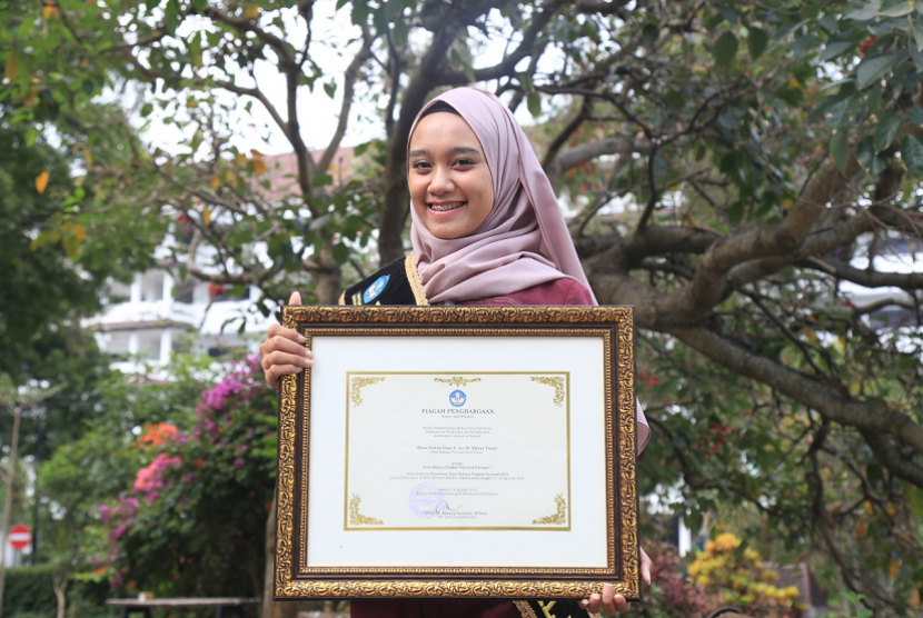 Mahasiswa Universitas Muhamadiyah Malang (UMM), Rima Nabila Dian Agustin berhasil mendapat predikat Duta Bahasa Jawa Timur 2019. 