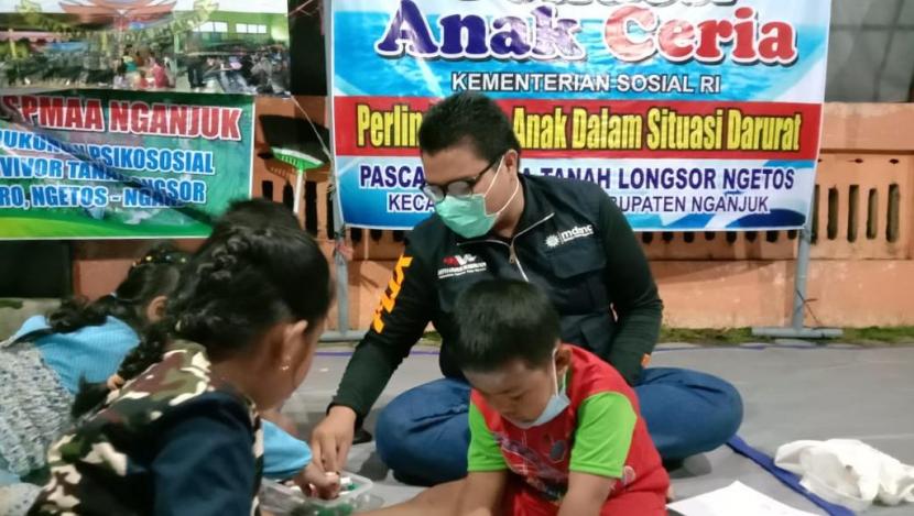 Mahasiswa Universitas Muhammadiyah Malang (UMM), Arief Nur Rahman tergabung dalam komunitas Mahasiswa Relawan Siaga Bencana (Maharesigana) UMM.