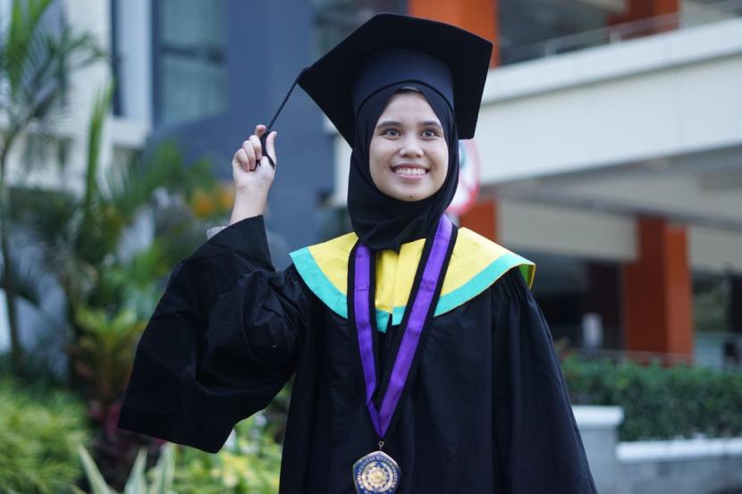 Mahasiswa Universitas Muhammadiyah Malang (UMM), Aulia Rachma terpilih menjadi wisudawan terbaik pada gelaran wisuda periode I 2022. Tak hanya berprestasi di bidang akademik, mahasiswa Fakultas Psikologi yang lulus dalam tiga setengah tahun ini juga aktif di berbagai projek sosial dan perlombaan esai nasional.