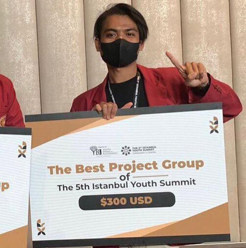 Mahasiswa Universitas Muhammadiyah Malang (UMM) berhasil menjadi juara satu dalam konferensi internasional. Raihan juara satu kategori The Best Grup Project tersebut didapatkan oleh Muhammad Al Qadar Zain pada perlombaan Istanbul Youth Summit (IYS) 2022.