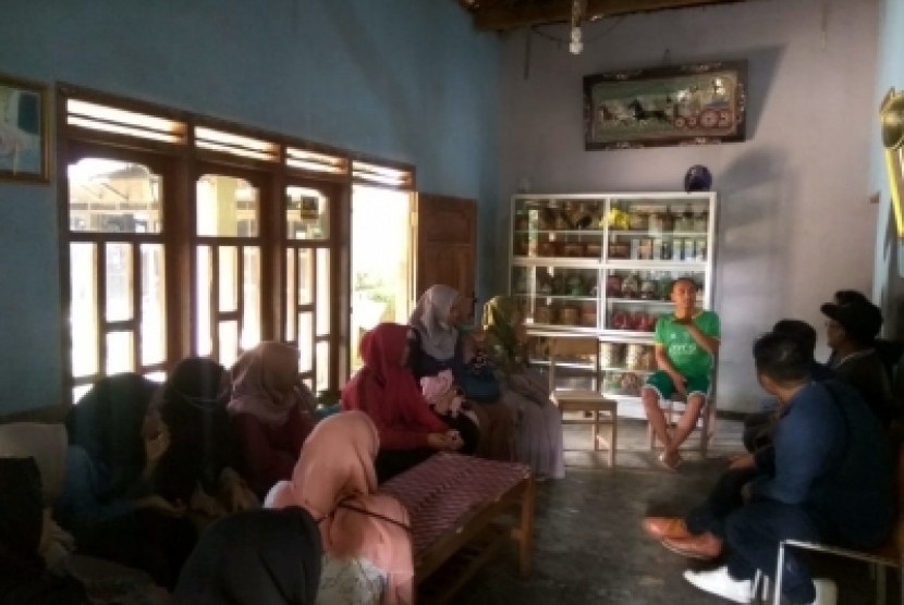 Mahasiswa Universitas Muhammadiyah Malang (UMM) melakukan pertemuan dengan  warga Desa Senggreng, Kabupaten Malang. 