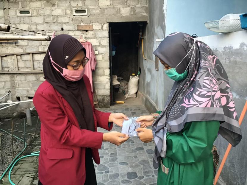 Mahasiswa Universitas Muhammadiyah Malang (UMM) membagikan masker kain produksi sendiri kepada warga Desa Peterongan, Kecamatan Peterongan, Kota Jombang, Jawa Timur. 
