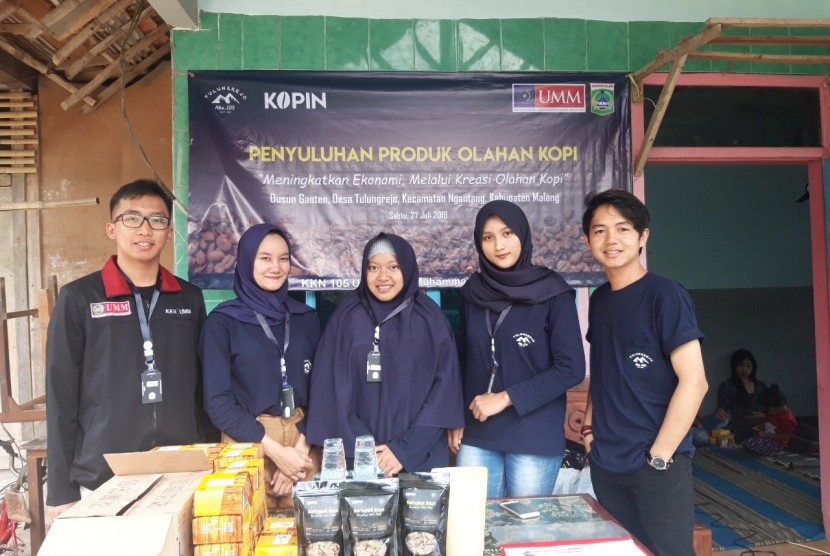 Mahasiswa Universitas Muhammadiyah Malang (UMM) mengadakan penyuluhan produk olahan kopi melalui kreasi olahan kopi inovatif di Ngantang, Malang. 