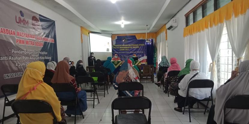 Mahasiswa Universitas Muhammadiyah Malang (UMM) menggelar sosialisasi pola asuh anak dan standard pengelolaan Lembaga Kesejahteraan Sosial Anak (LKSA) di Panti Asuhan Putri Aisyiyah Kota Malang.