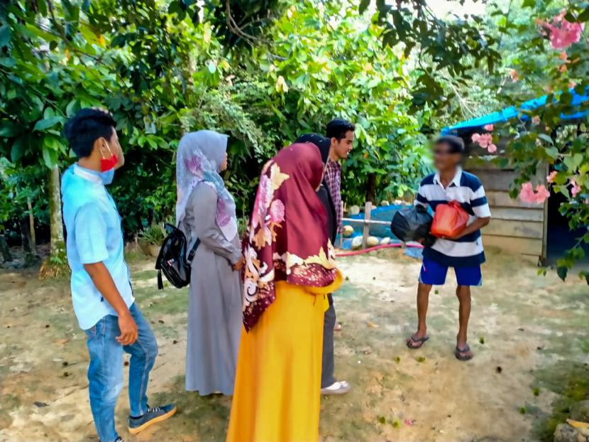 Mahasiswa Universitas Muhammadiyah Malang (UMM), Muhammad Fitrah, menyalurkan bantuan kepada warga Sumatra Utara (Sumut). 