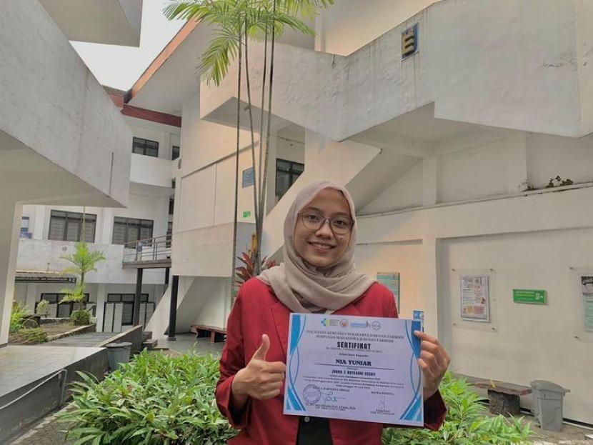 Mahasiswa Universitas Muhammadiyah Malang (UMM), Nia Yuniar Fitriana Putri membuat tulisan esai mengenai inovasi baru berupa gel anti jerawat dari bahan herbal. 