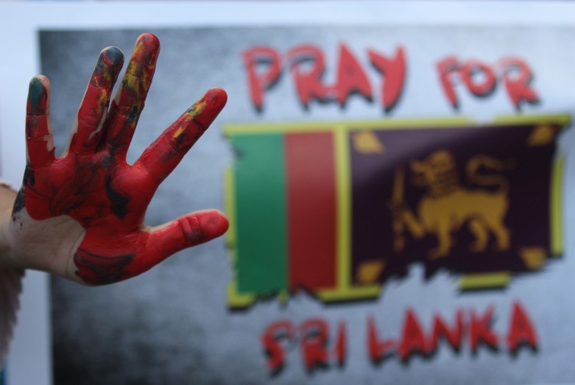 Mahasiswa Universitas Muhammadiyah Surabaya membawa poster saat melakukan aksi solidaritas untuk korban bom Sri Lanka di Surabaya, Jawa Timur, Senin (22/4/2019). 