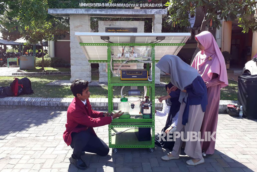 Mahasiswa Universitas Muhammadiyah Surabaya, Mohammad Zainal Abidin, membuat inovasi alat pengolah air laut menjadi garam dan air tawar yang bertenaga surya.
