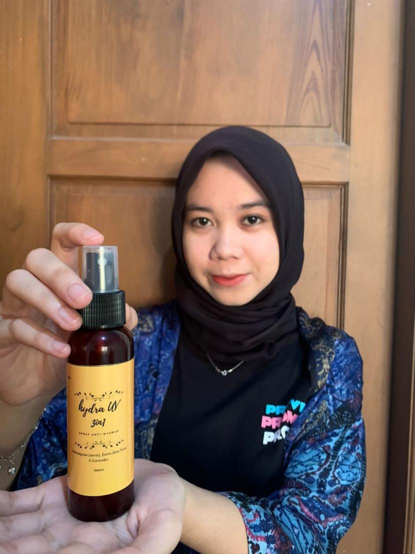 Mahasiswa Universitas Muhammadiyah Surakarta (UMS) berhasil menciptakan produk HYDRA UV 3in1 yang berfungsi sebagai penolak nyamuk, pelindung dari sinar ultraviolet (UV) sekaligus pelembab kulit. 