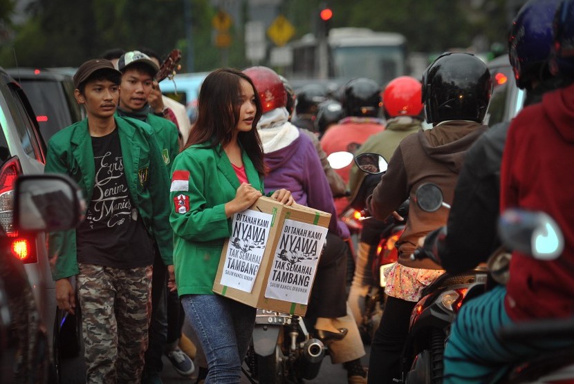 Mahasiswa Universitas Nasional menggelar aksi kepedulian untuk Salim Kancil di kawasan Mampang, Jakarta Selatan, Rabu (7/10). 