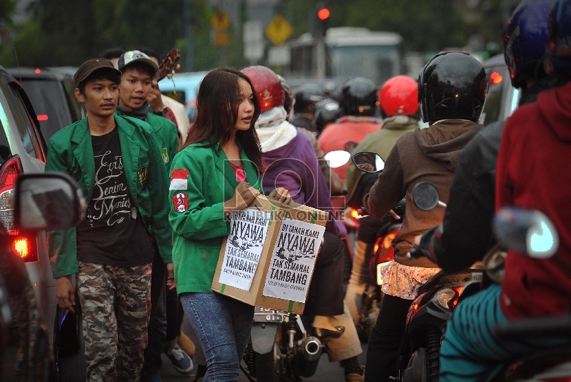 Mahasiswa Universitas Nasional menggelar aksi penggalangan dana untuk Salim Kancil di kawasan Mampang, Jakarta Selatan, Rabu (7/10).Republika/Edwin Dwi Putranto