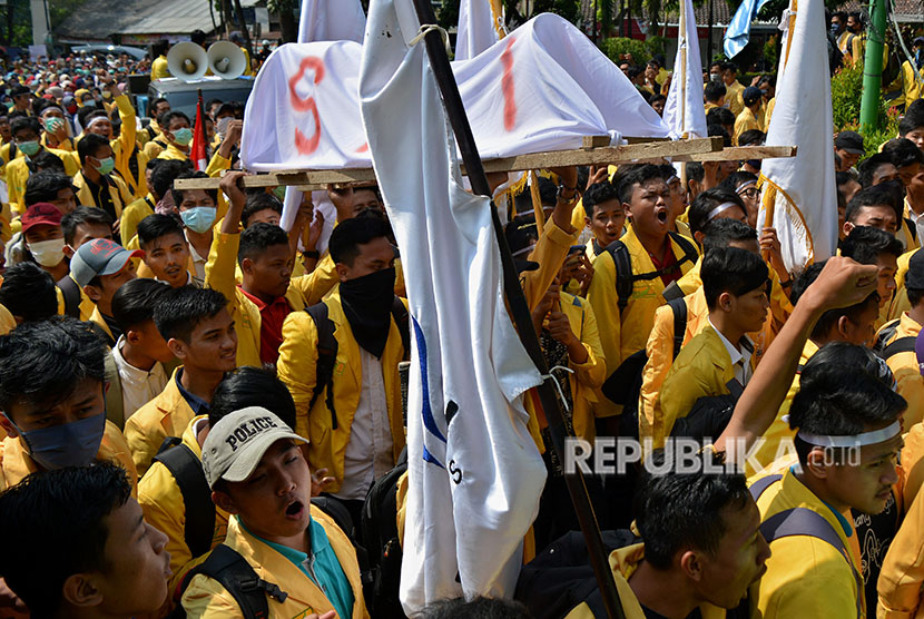 Mahasiswa Universitas Negeri Semarang (Unnes) membawa 