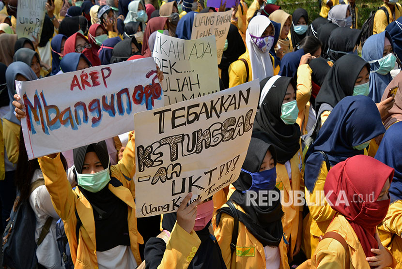 Mahasiswa Universitas Negeri Semarang (Unnes) membentangkan poster saat berunjuk rasa menolak kebijakan kampus tentang Sumbangan Pengembangan Institusi (SPI), di Kampus Unnes Semarang, Jawa Tengah, Senin (4/6).