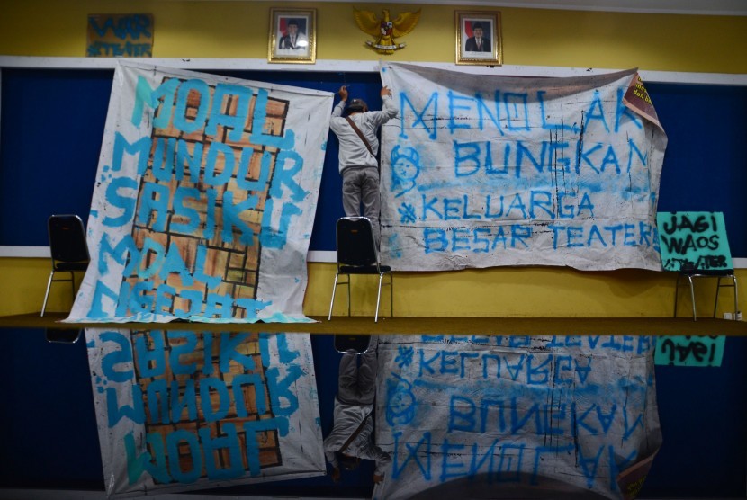 Mahasiswa Universitas Negeri Siliwangi (UNSIL) membentang spanduk saat menggelar aksi protes di ruang aula Rektorat Kampus Unsil Kota Tasikmalaya, Jawa Barat, Jumat (3/3). 