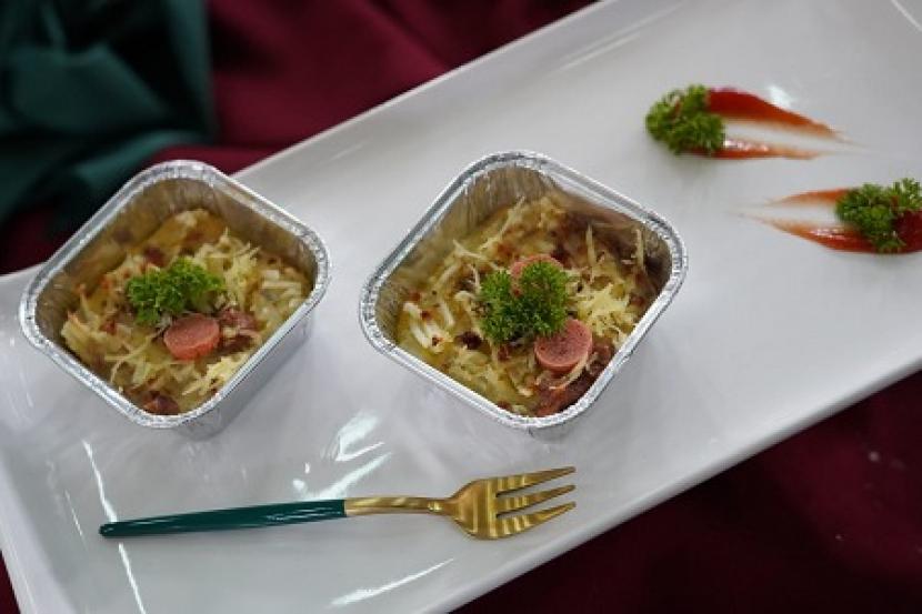 Mahasiswa Universitas Negeri Yogyakarta (UNY), Ima Salisa Rodiyah, menunjukkan sawut hasil inovasinya yang diolah menjadi makanan kekinian berupa schotel. 