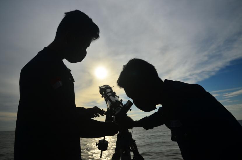 Mahasiswa Universitas NU (Unisnu) belajar menggunakan teleskop untuk mengamati hilal 1 Ramadhan di Pantai Semat, Jepara, Jawa Tengah, Sabtu (10/4/2021). 