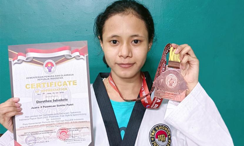 Mahasiswa Universitas Nusa Mandiri (UNM) Dorothea Salsabela meraih medali perunggu di ajang taekwondo Papua Open 2022. 