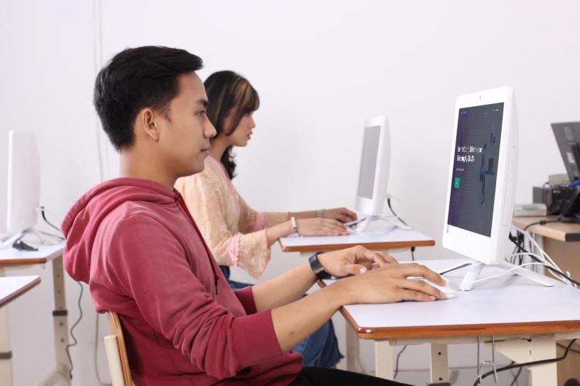 Mahasiswa Universitas Nusa Mandiri (UNM) melaksanakan kegiatan belajar mengajar (KBM) secara online menggunakan aplikasi My-ELNUSA.
