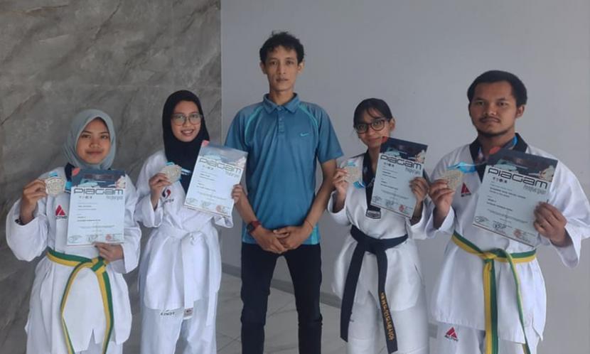  Mahasiswa Universitas Nusa Mandiri (UNM), melalui Unit Kegiatan Mahasiswa (UKM) Taekwondonya, berhasil menorehkan prestasi berupa perolehan medali pada kejuaraan Baladhika 2022.