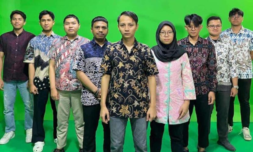 Mahasiswa Universitas Nusa Mandiri (UNM) merayakan hari batik nasional.