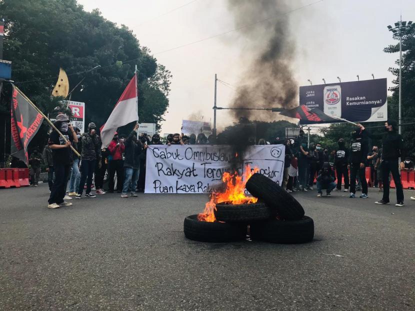 Mahasiswa Universitas Pakuan Bogor melakukan aksi unjuk rasa menolak Undang-undang Omnibus Law di Jalan Pajajaran, Kota Bogor, Rabu (14/10).