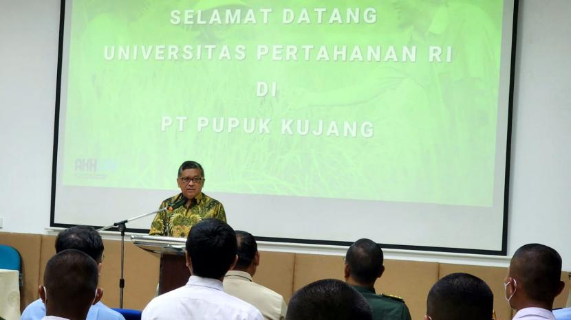 Mahasiswa Universitas Pertahanan (Unhan) RI melakukan kunjungan lapangan ke pabrik urea, NPK, dan produk kimia lainnya milik BUMN PT Pupuk Kujang di Cikampek, Jawa Barat, pada Rabu (18/1/2023), 