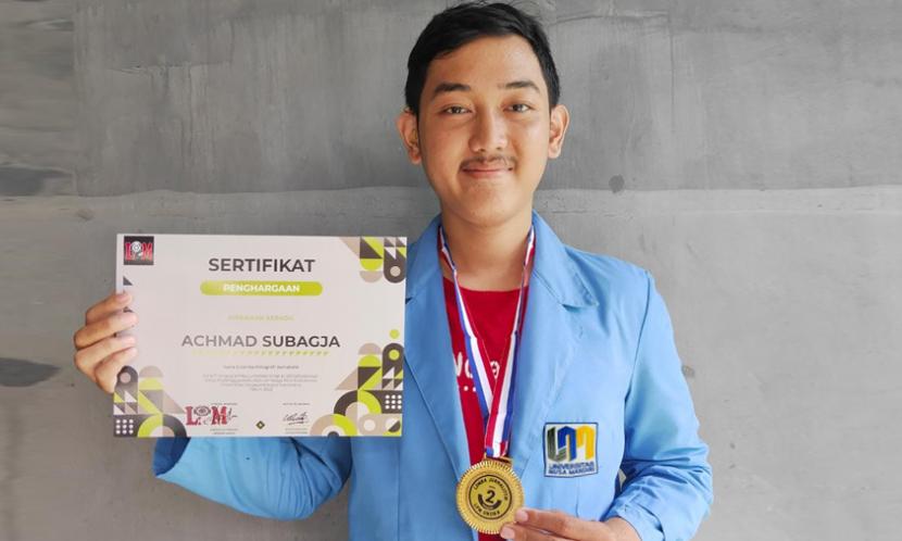 Mahasiswa UNM Achmad Subagja berhasil menjadi juara lomba fotografi.