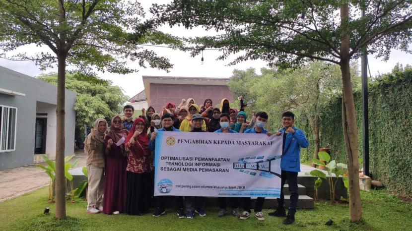 Mahasiswa Unpam bersama para pelaku UMKM Bojongsari, Depok usai mengikuti kegiatan pengabdian kepada masyarakat (PKM) terkait penerapan teknologi informasi bagi UMKM. 