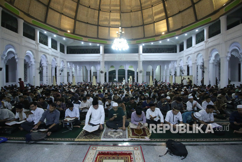 Mahasiswa mengikuti khatam al quran bersama dalam program Kampus Nusantara Mengaji (Ilustrasi)